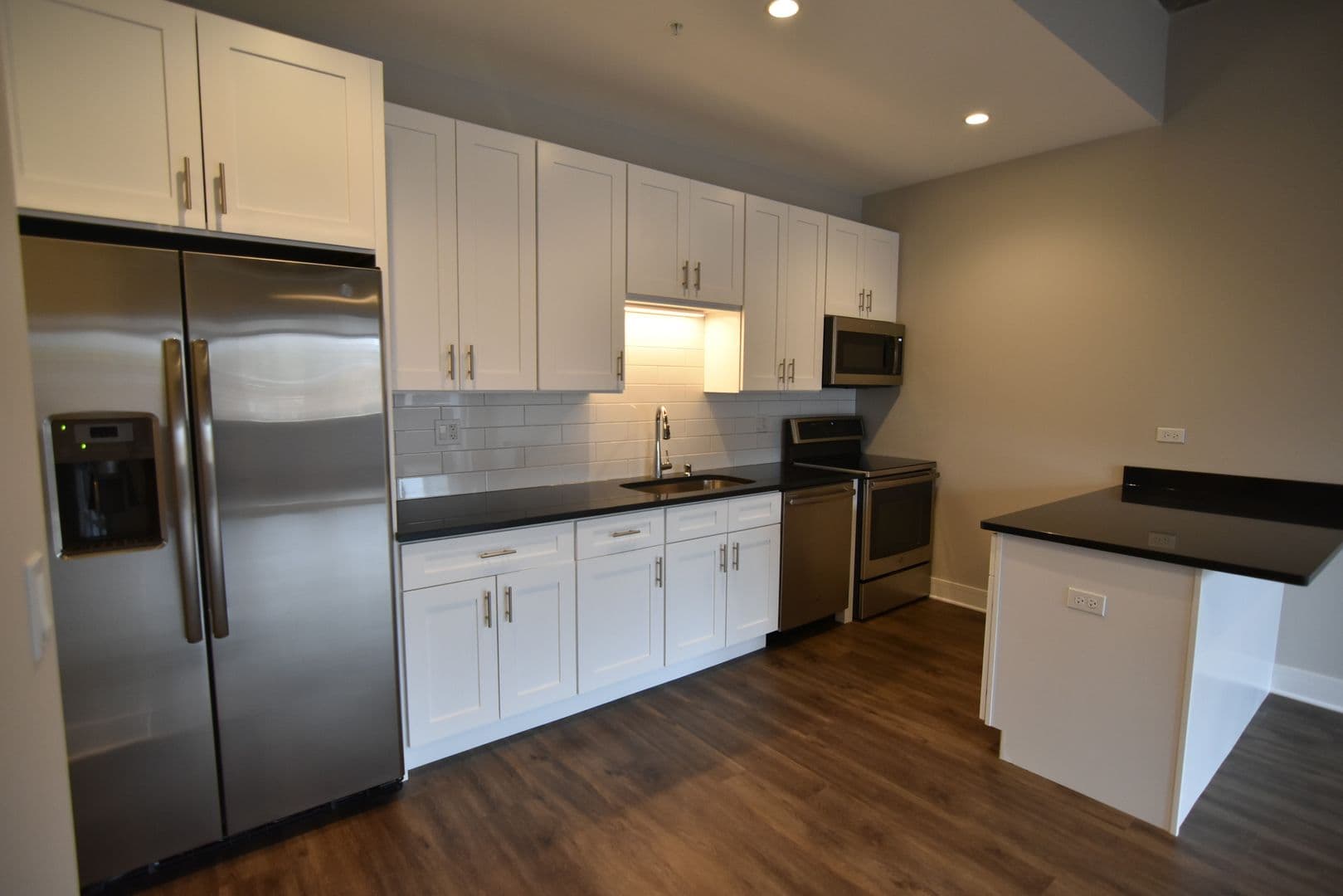 Chicago Apartment: 3817 - 45 N. BROADWAY ST