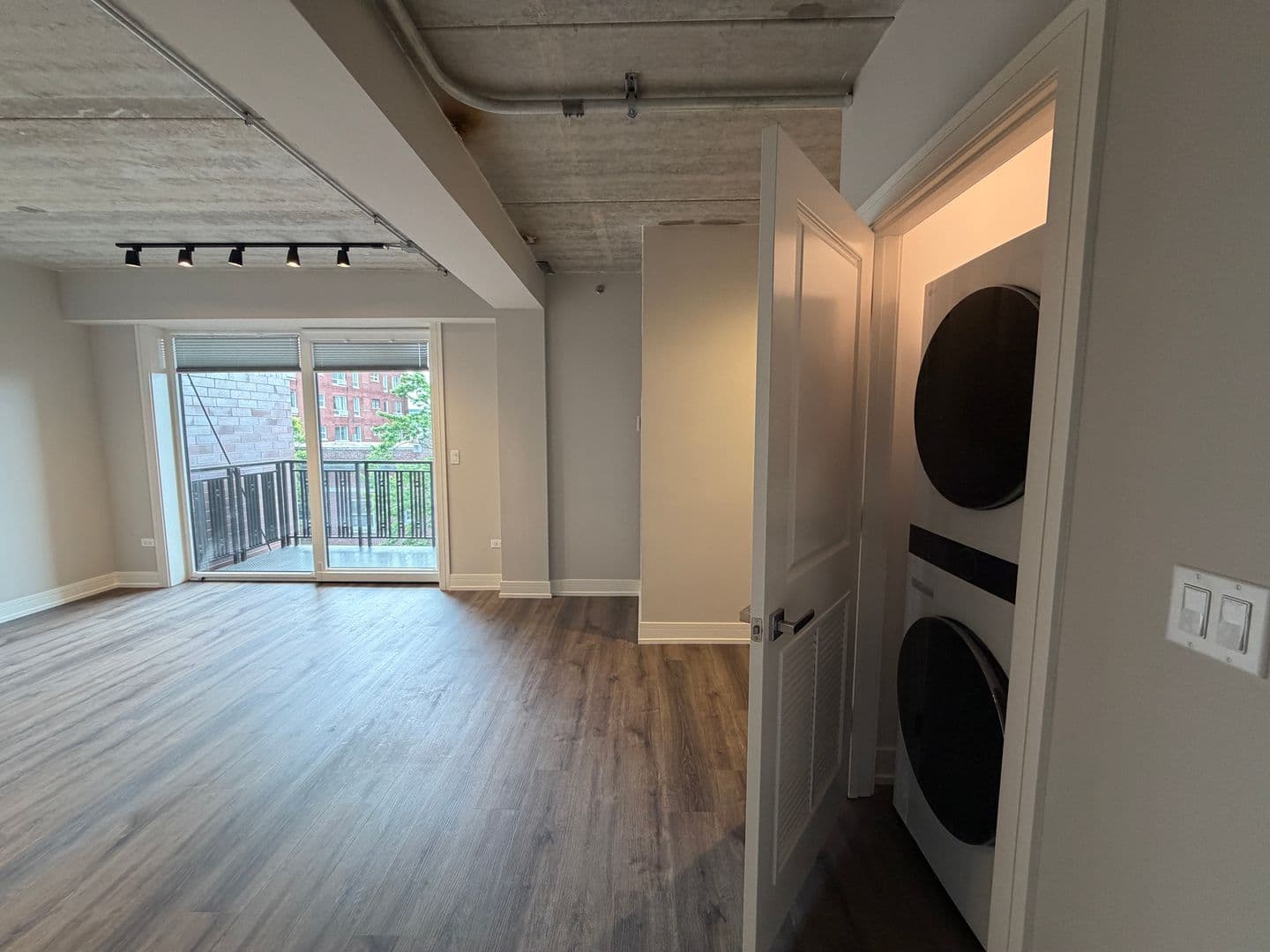 Chicago Apartment: 952 W. Carmen Ave.