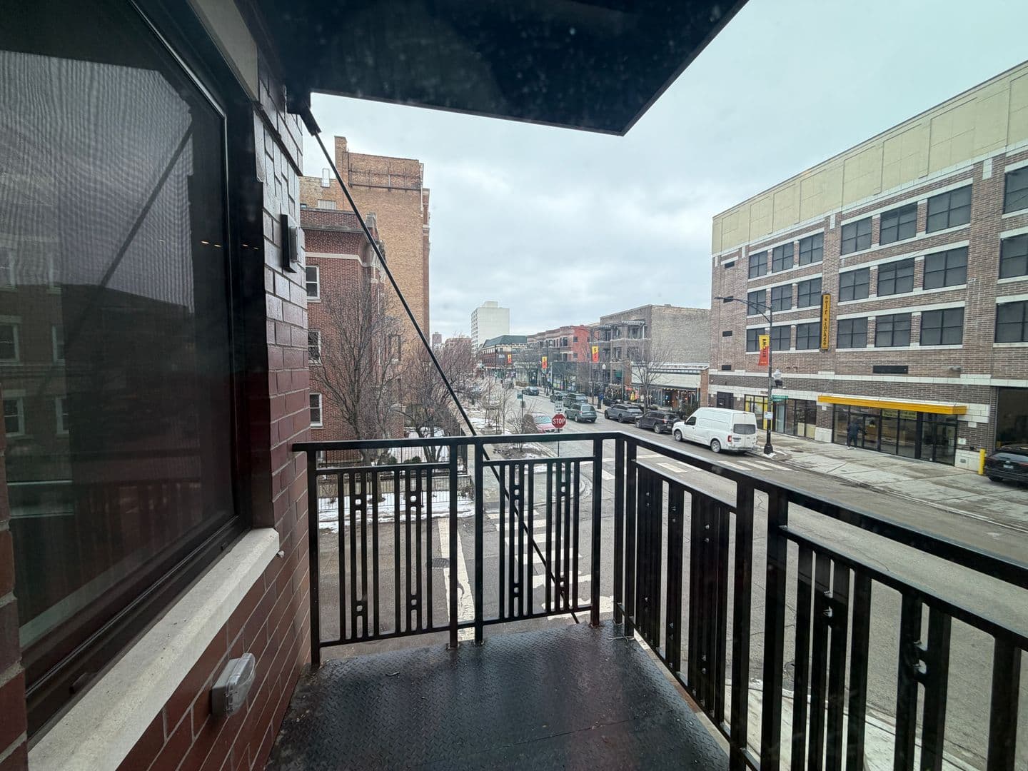 Chicago Apartment: 952 W. Carmen Ave.