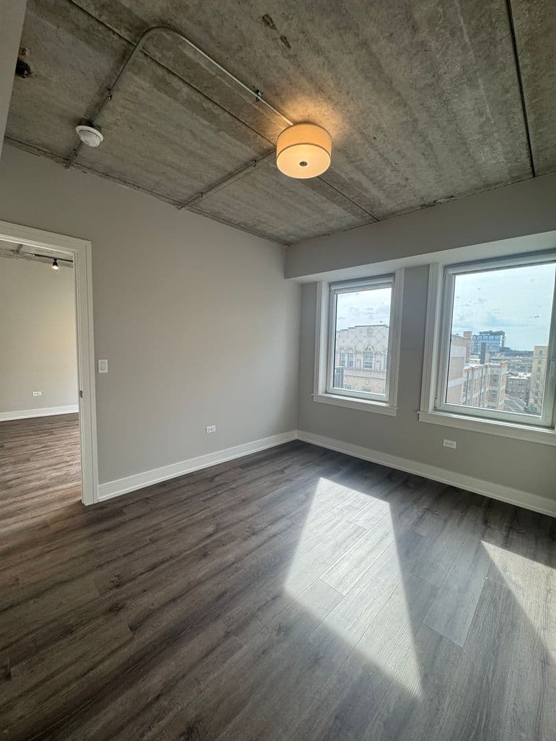 Chicago Apartment: 952 W. Carmen Ave.