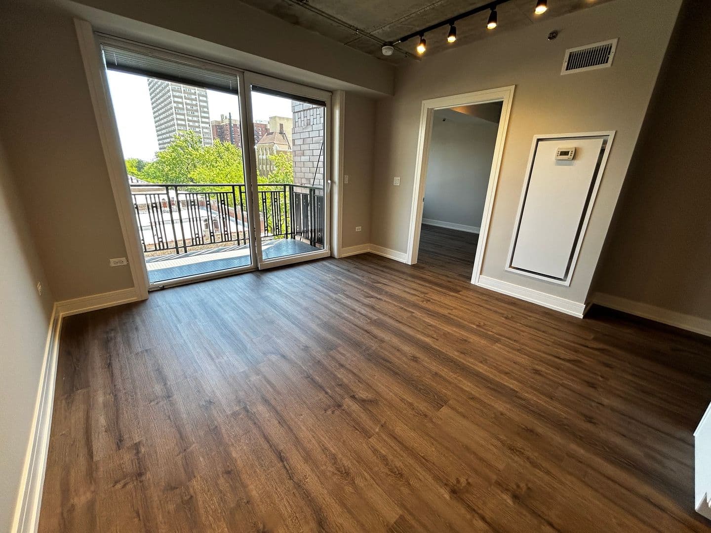 Chicago Apartment: 952 W. Carmen Ave.