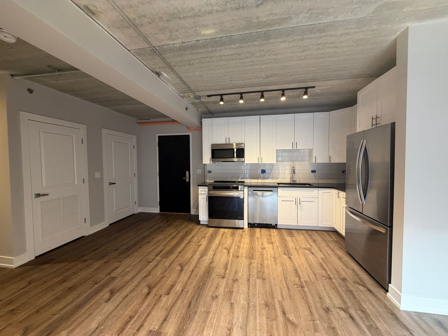 Chicago Apartment: 952 W. Carmen Ave.