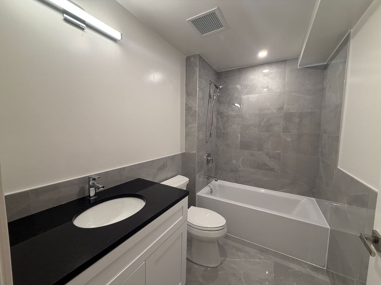 Chicago Apartment: 952 W. Carmen Ave.