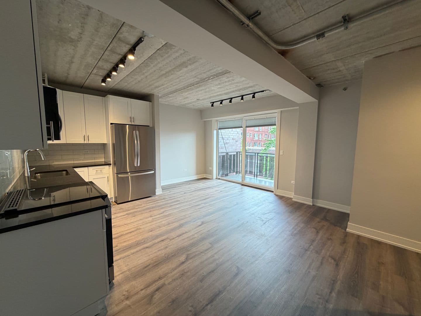 Chicago Apartment: 952 W. Carmen Ave.