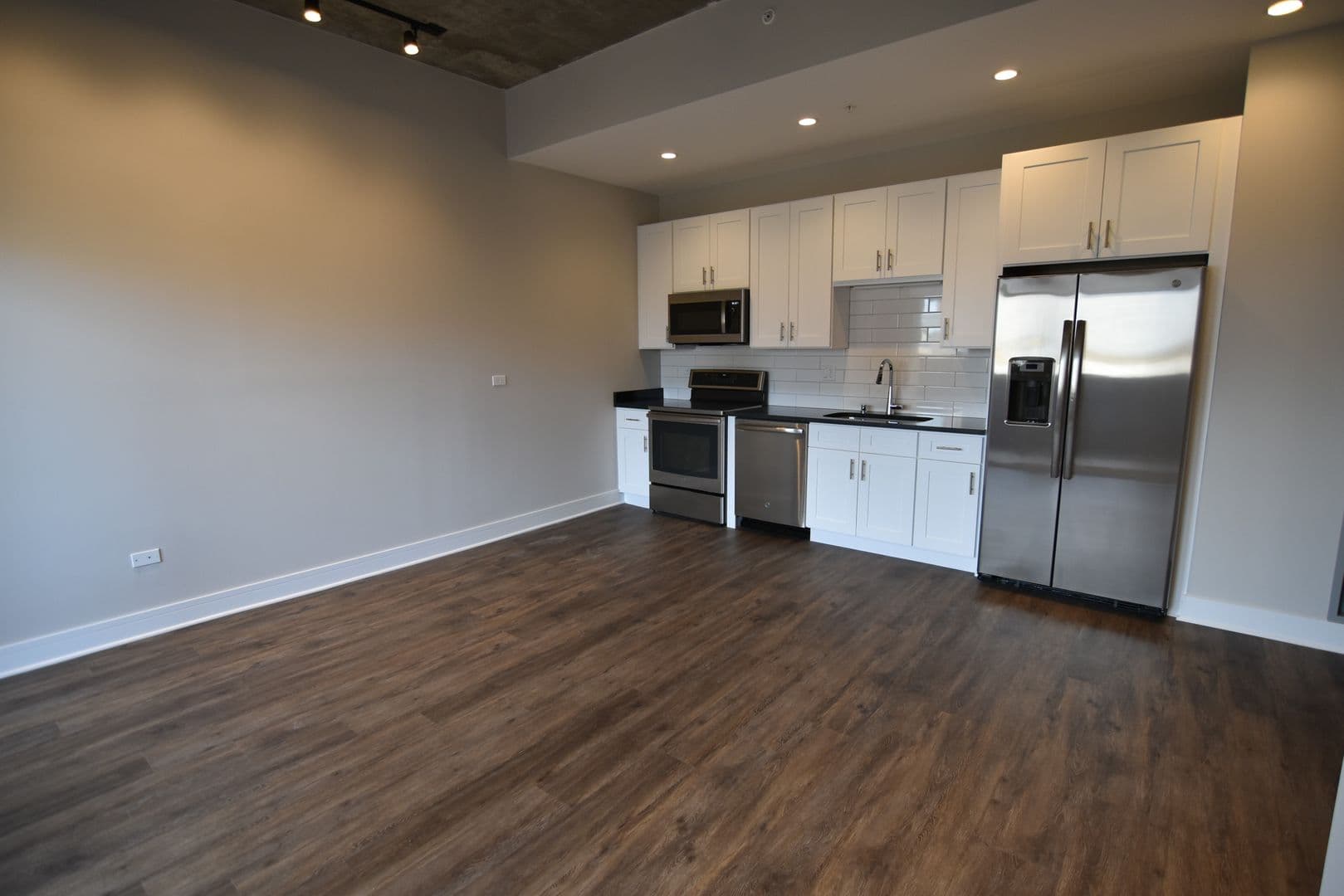 Chicago Apartment: 3817 - 45 N. BROADWAY ST