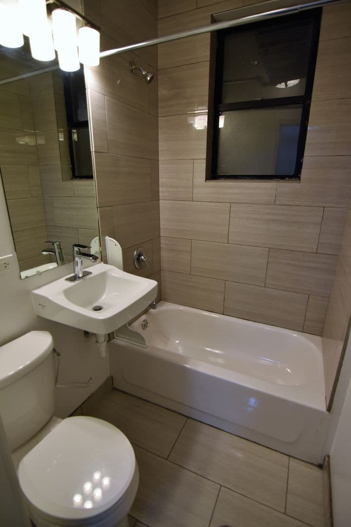 Chicago Apartment: 712-720 W. GRACE