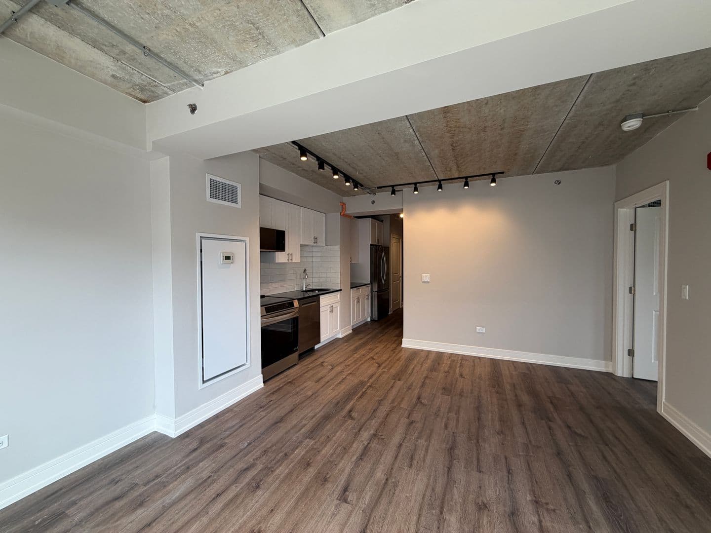 Chicago Apartment: 952 W. Carmen Ave.