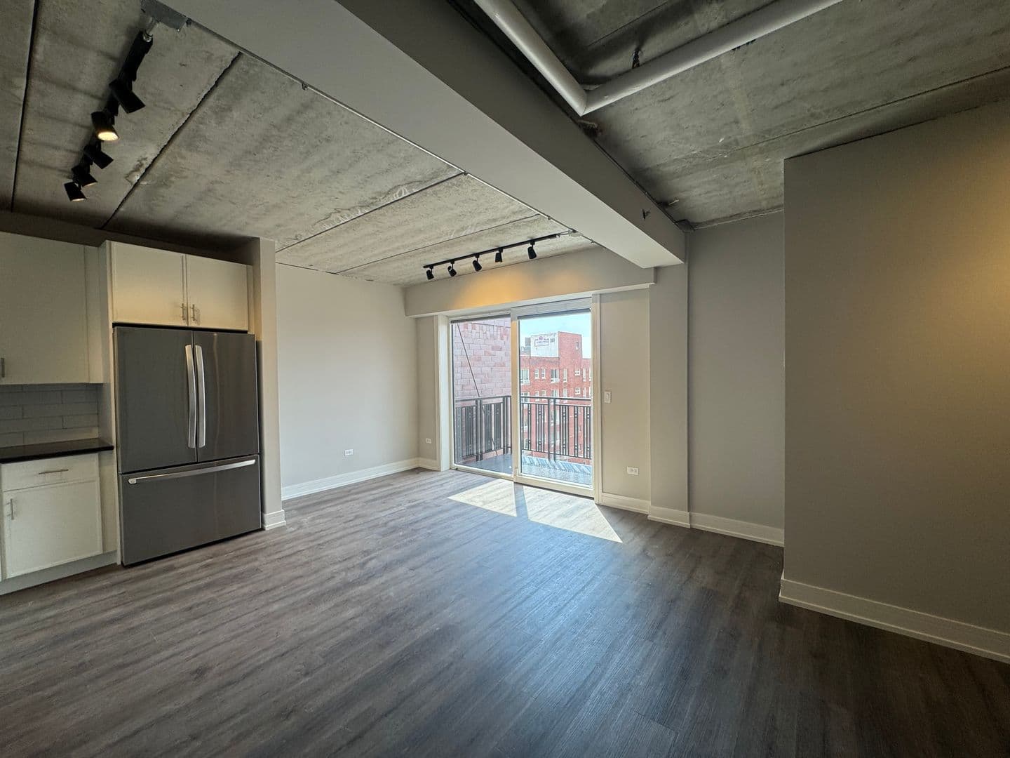 Chicago Apartment: 952 W. Carmen Ave.
