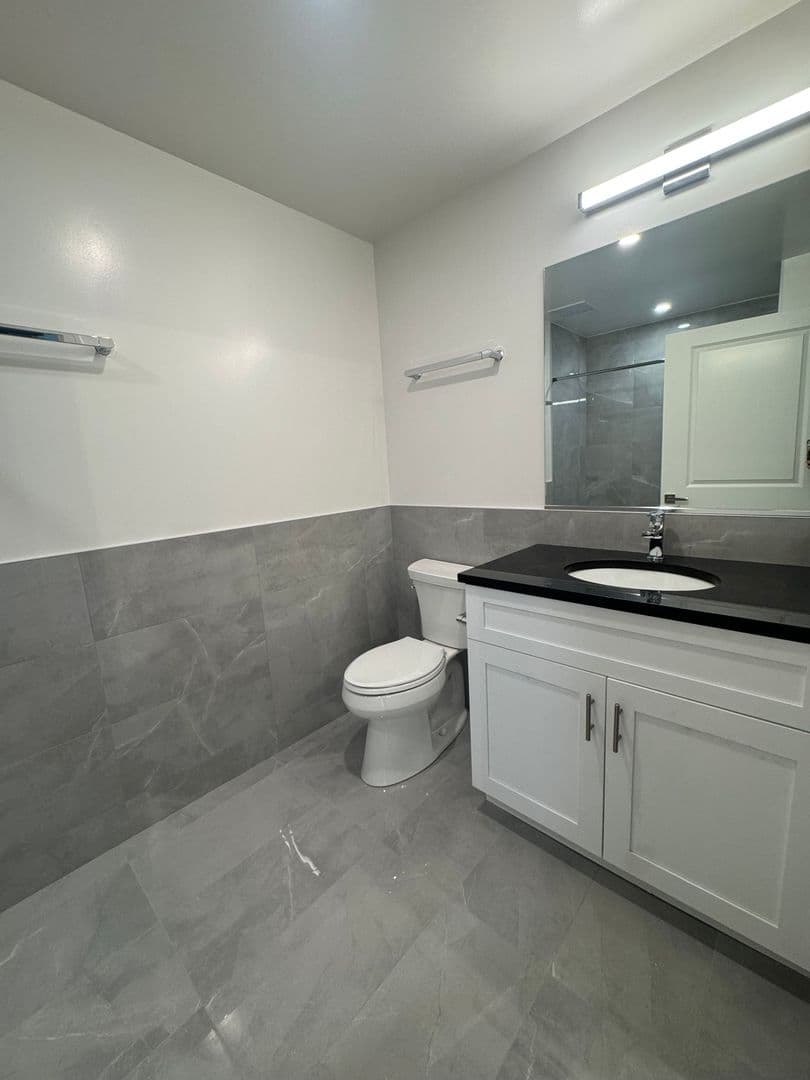 Chicago Apartment: 952 W. Carmen Ave.