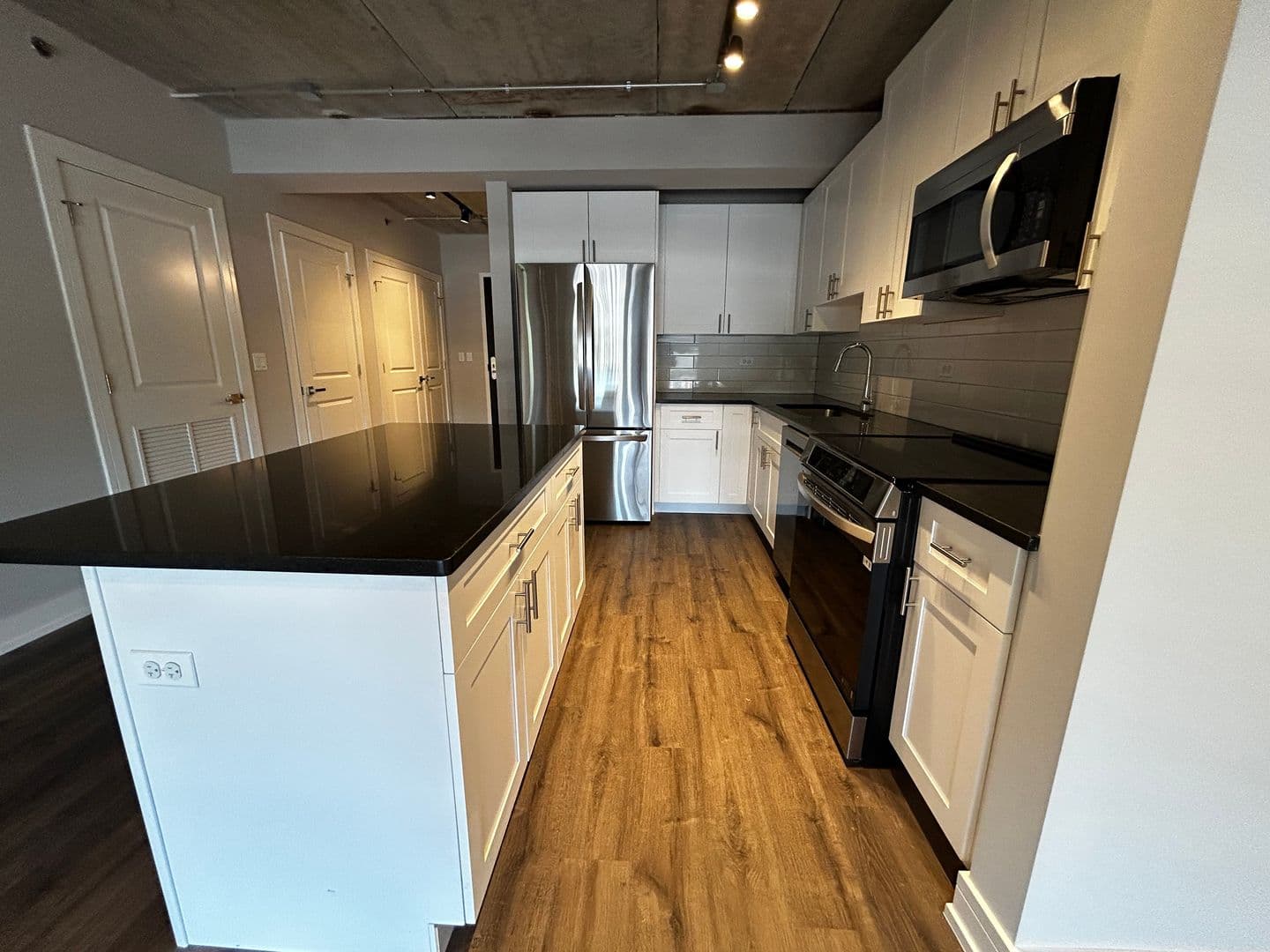 Chicago Apartment: 952 W. Carmen Ave.