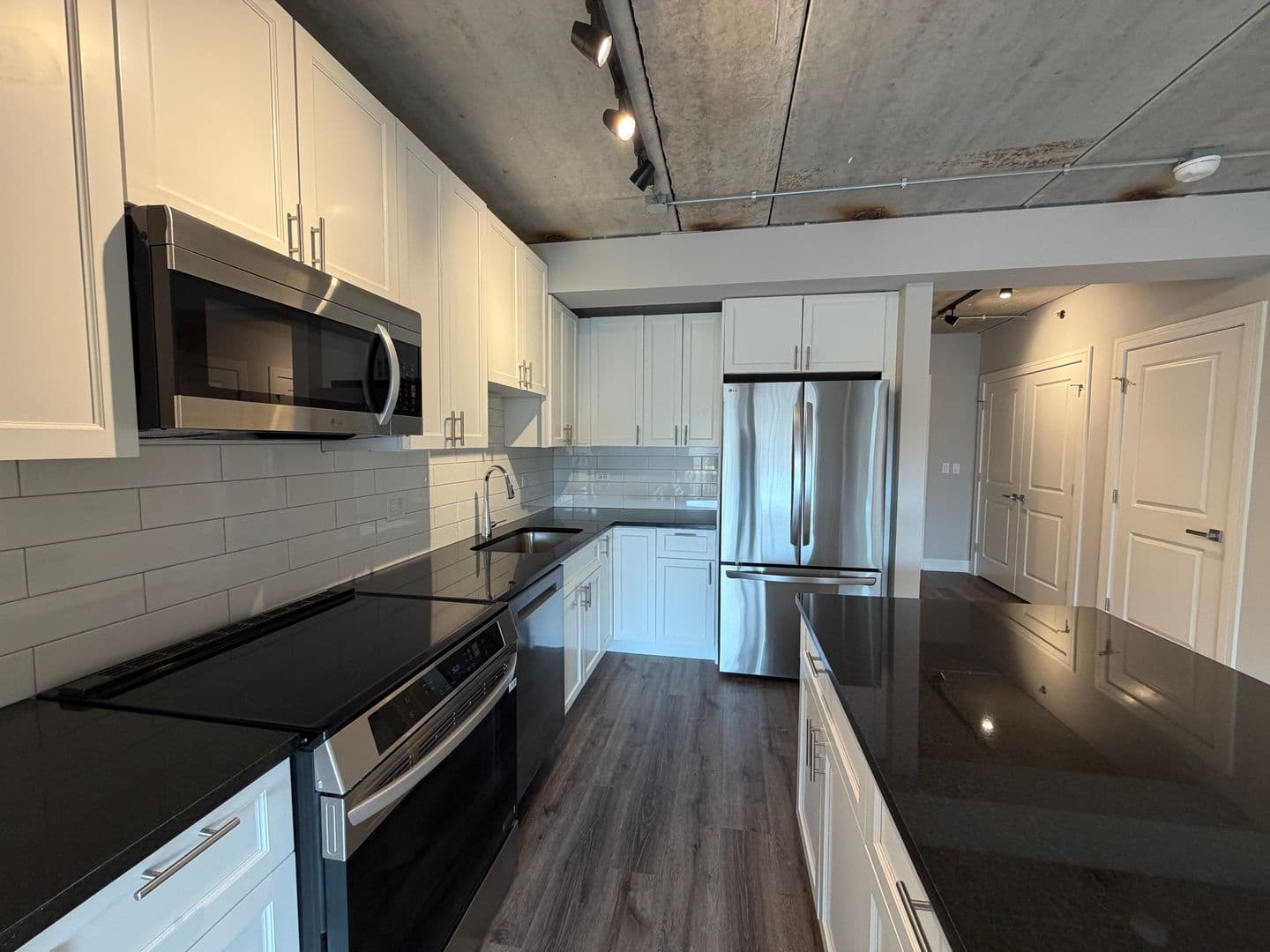 Chicago Apartment: 952 W. Carmen Ave.