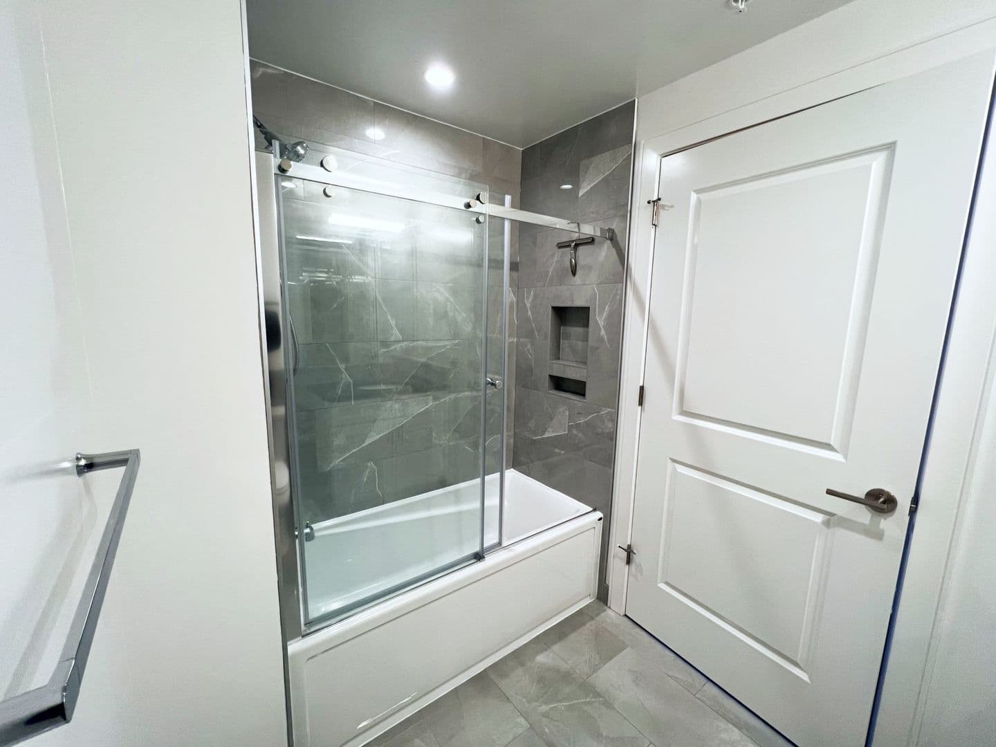 Chicago Apartment: 3817 - 45 N. BROADWAY ST