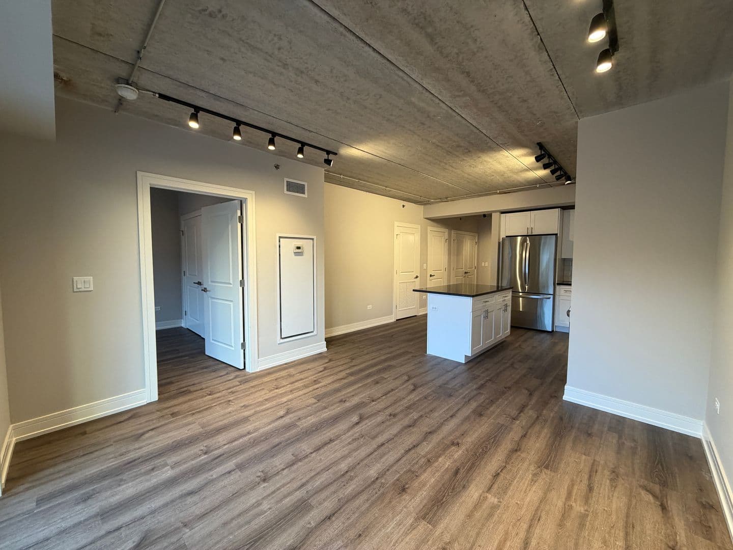 Chicago Apartment: 952 W. Carmen Ave.