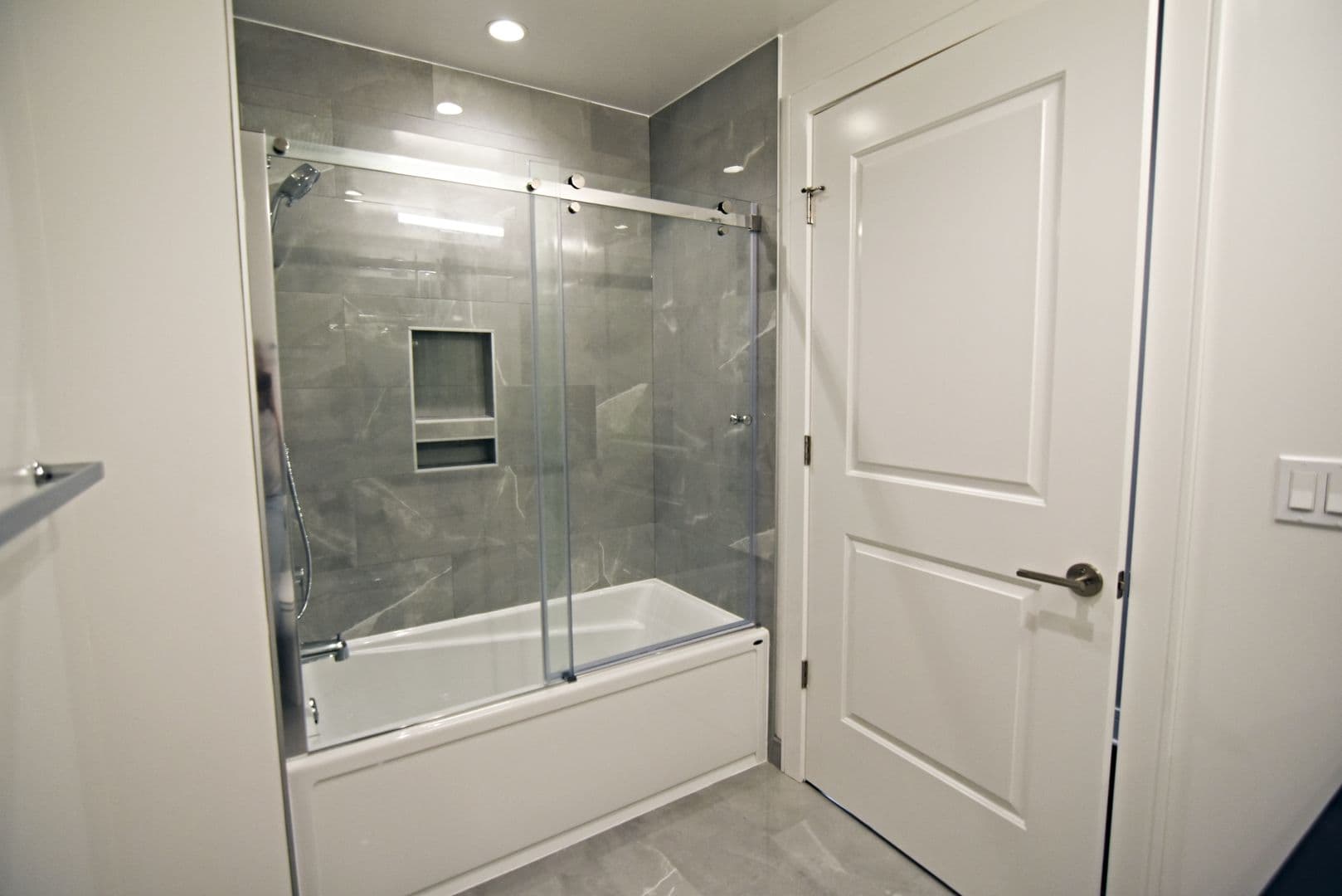 Chicago Apartment: 3817 - 45 N. BROADWAY ST
