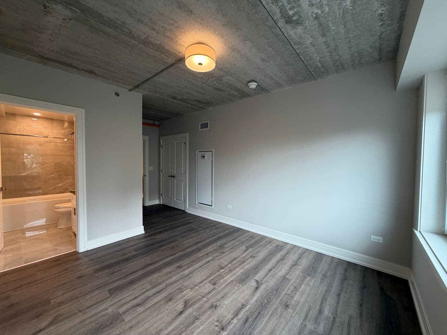 Chicago Apartment: 952 W. Carmen Ave.