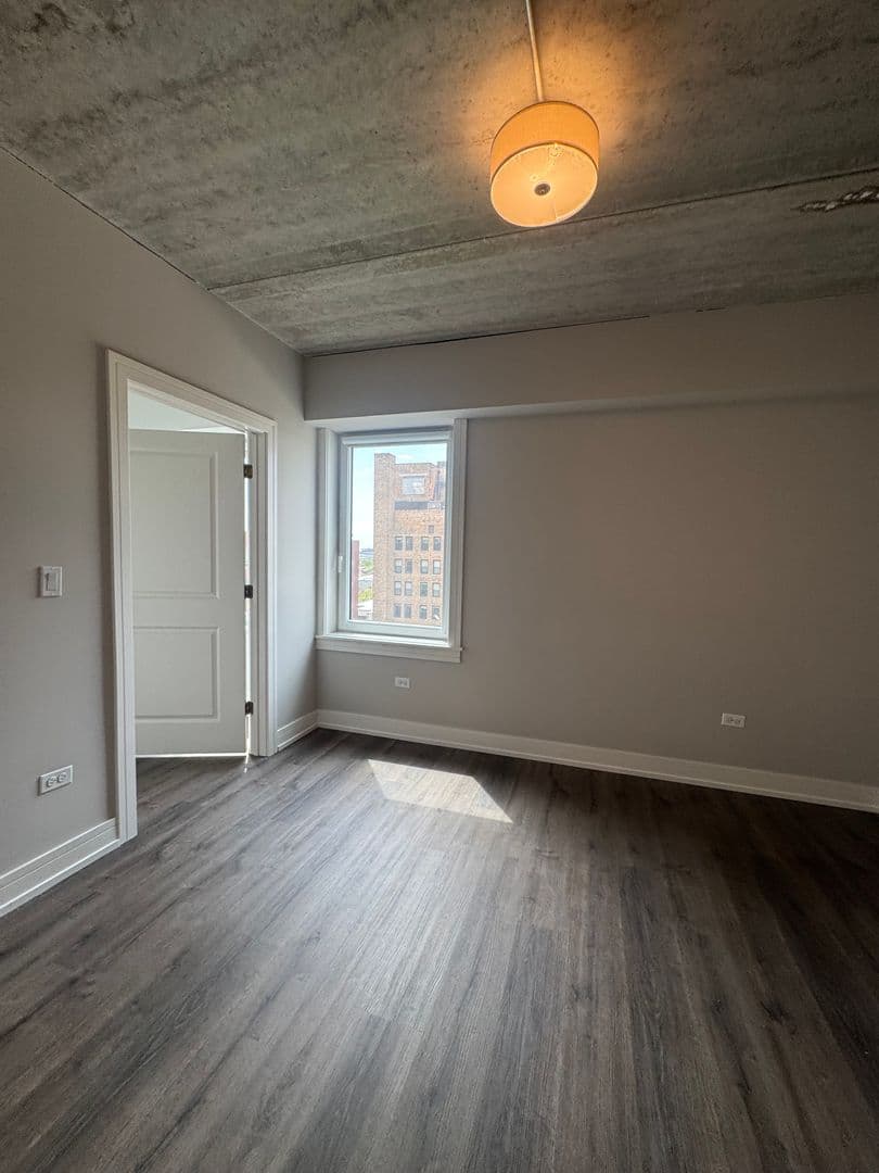 Chicago Apartment: 952 W. Carmen Ave.