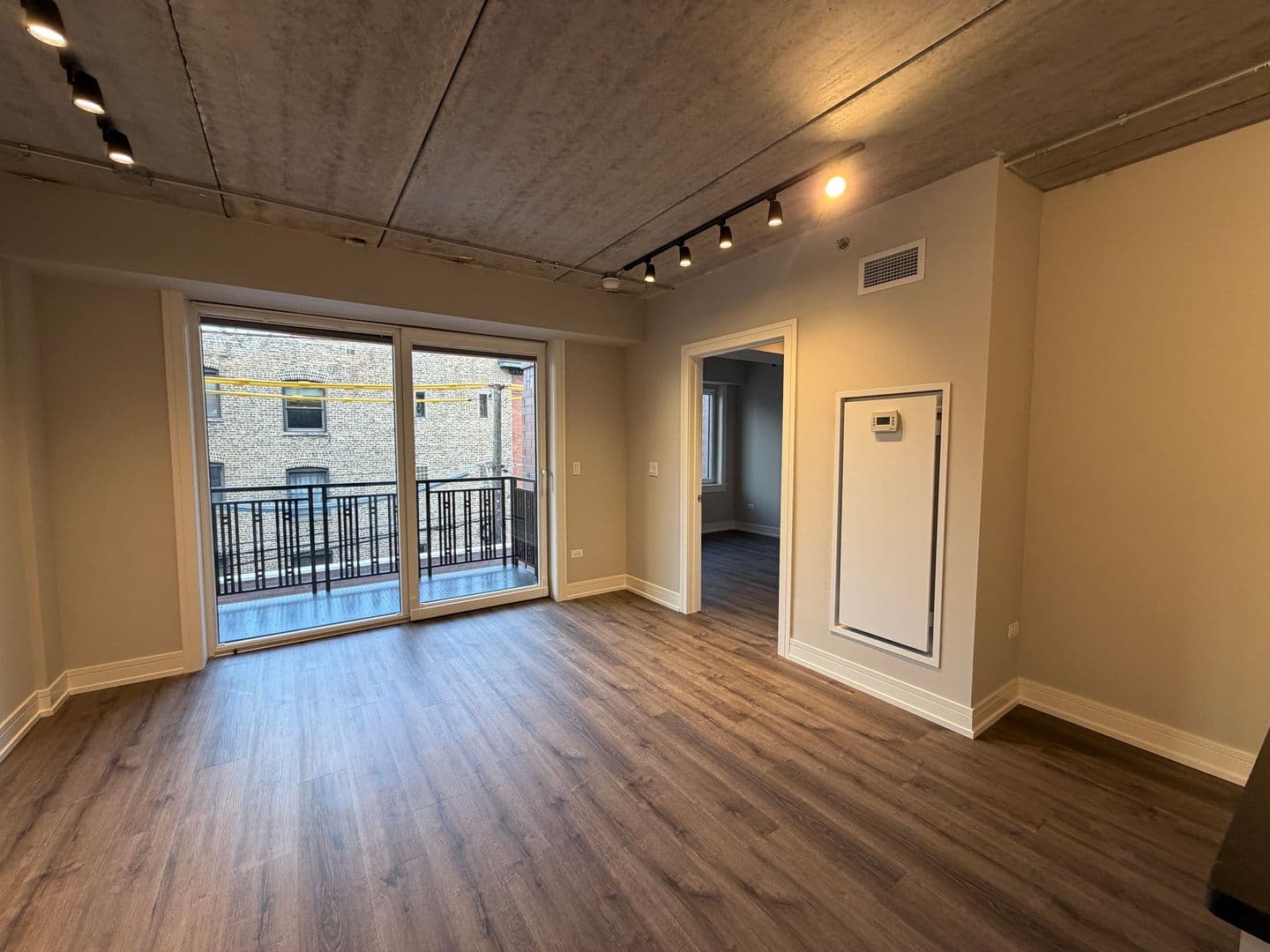 Chicago Apartment: 952 W. Carmen Ave.