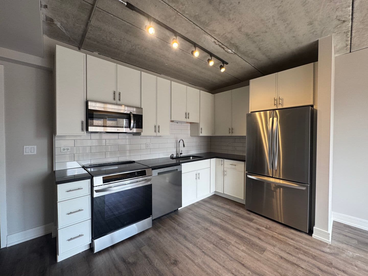 Chicago Apartment: 952 W. Carmen Ave.