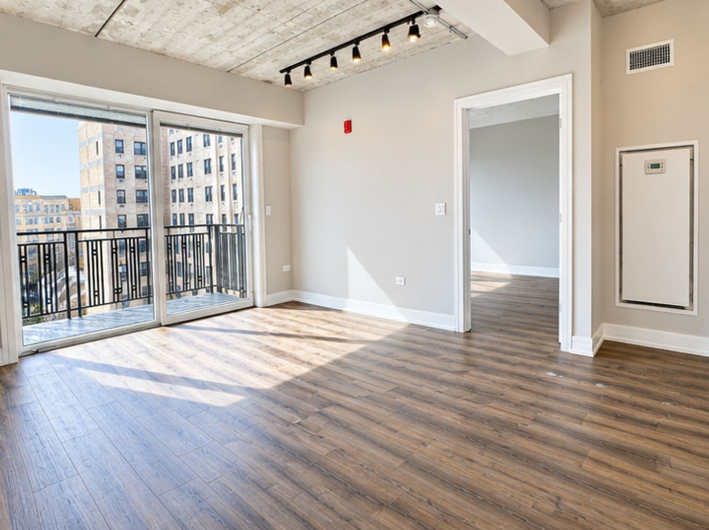 Chicago Apartment: 952 W. Carmen Ave.