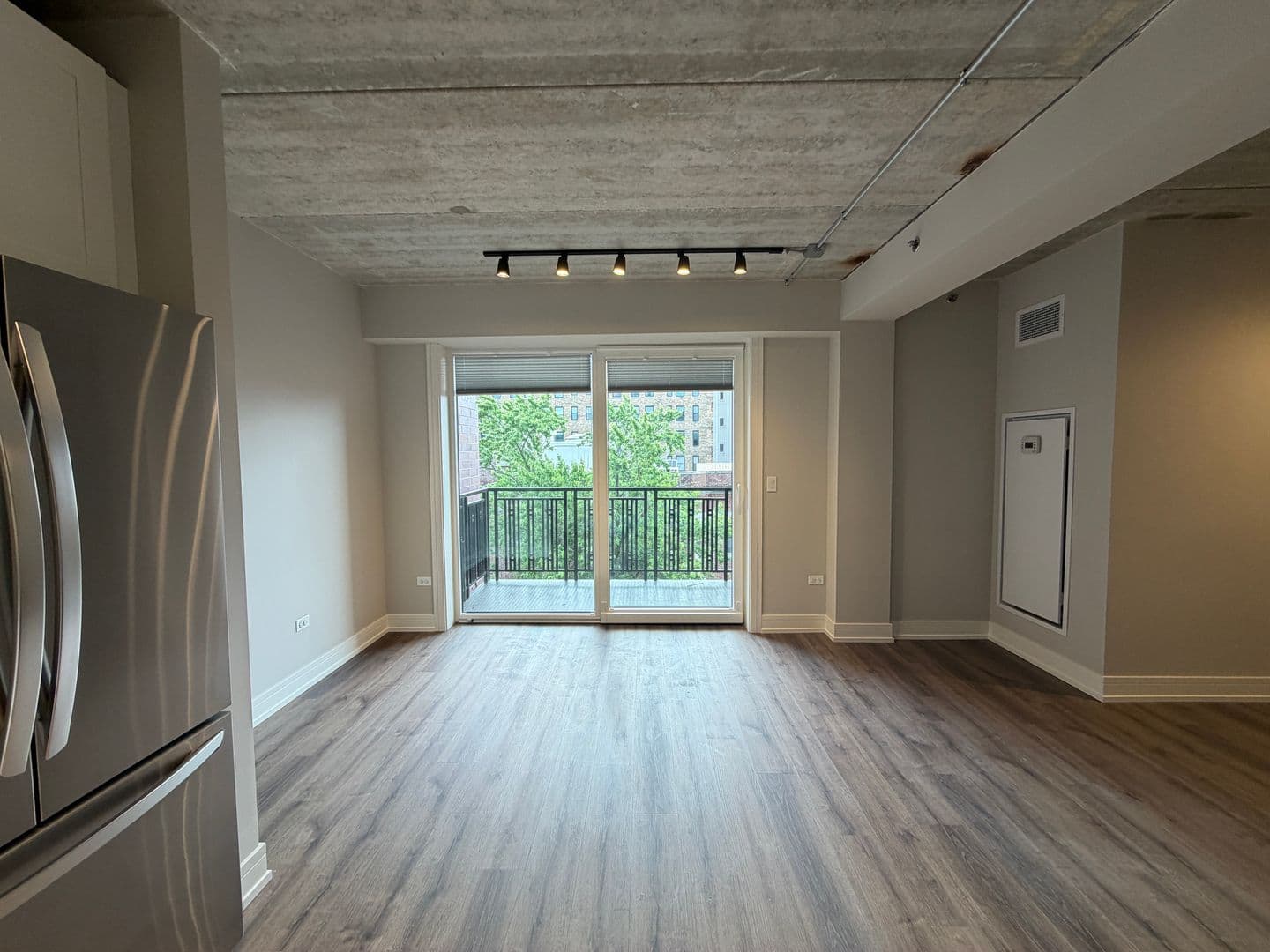 Chicago Apartment: 952 W. Carmen Ave.