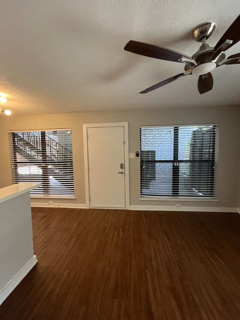 Houston Apartment: 400 Westmoreland St.