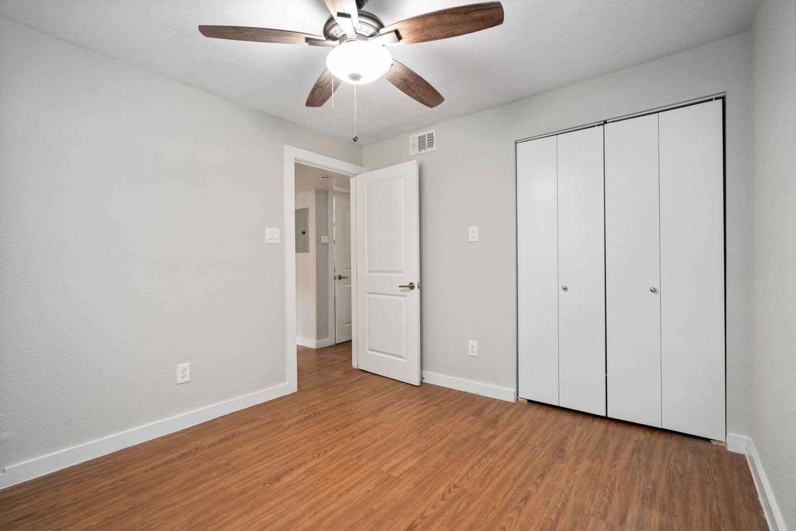 Houston Apartment: 400 Westmoreland St.