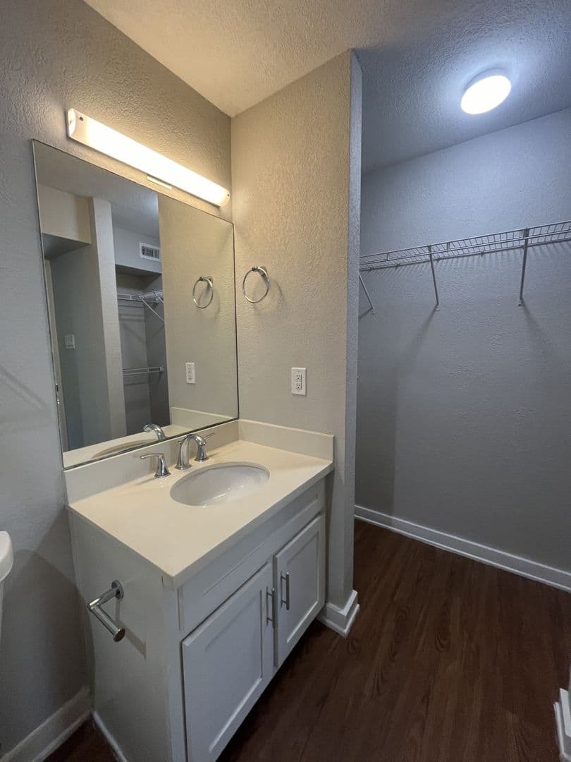 Houston Apartment: 400 Westmoreland St.