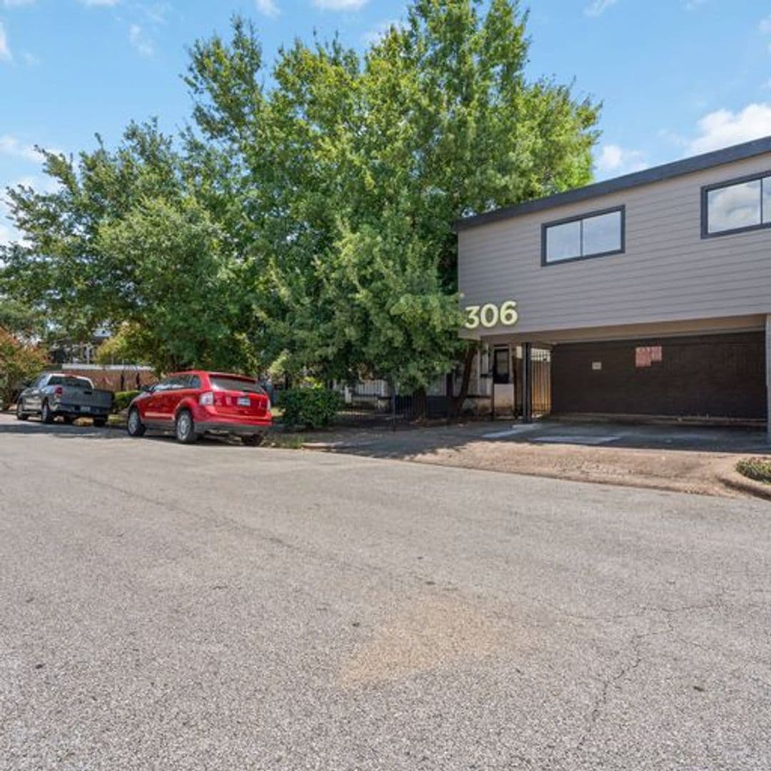 Houston Apartment: 306 Stratford St.