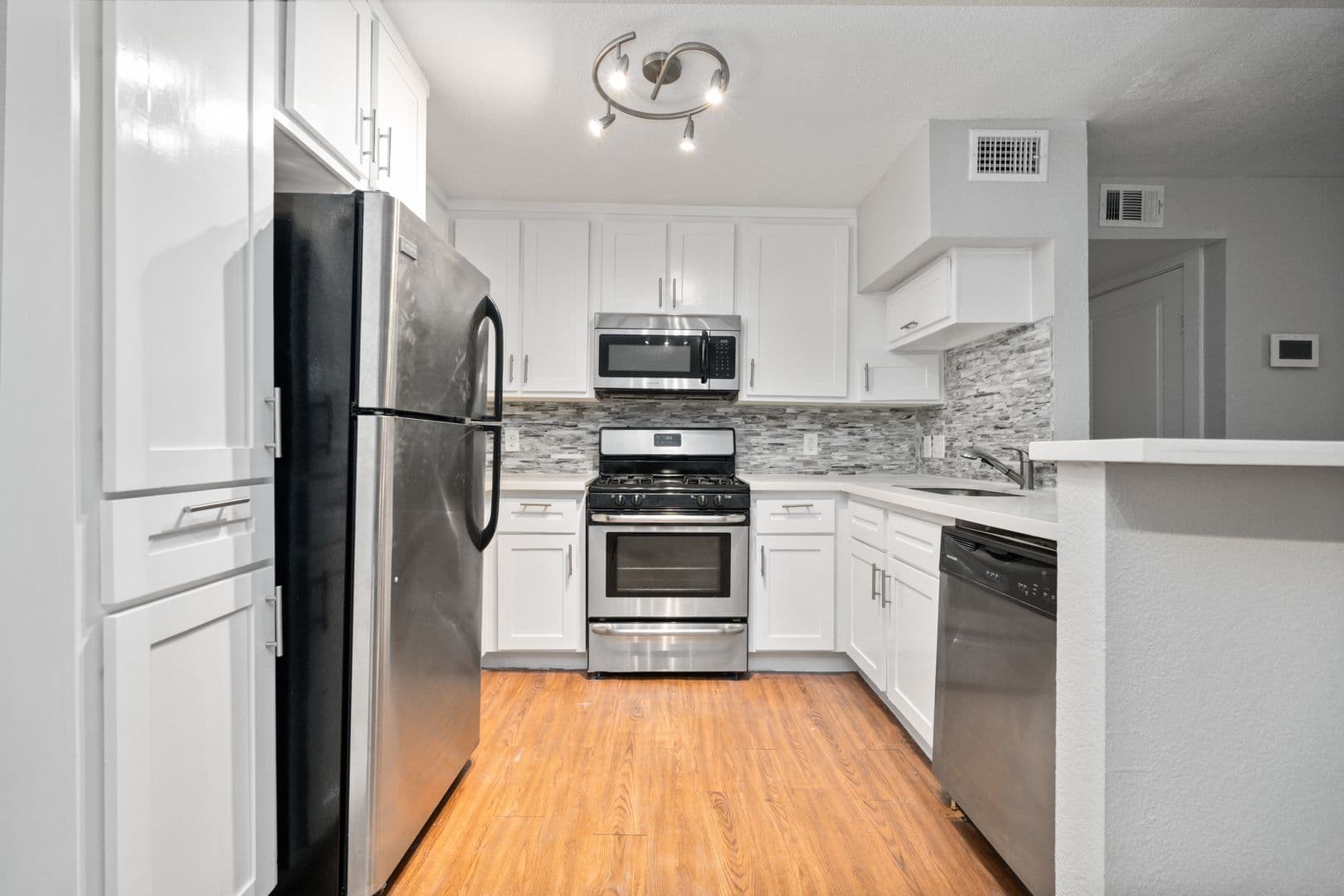 Houston Apartment: 400 Westmoreland St.