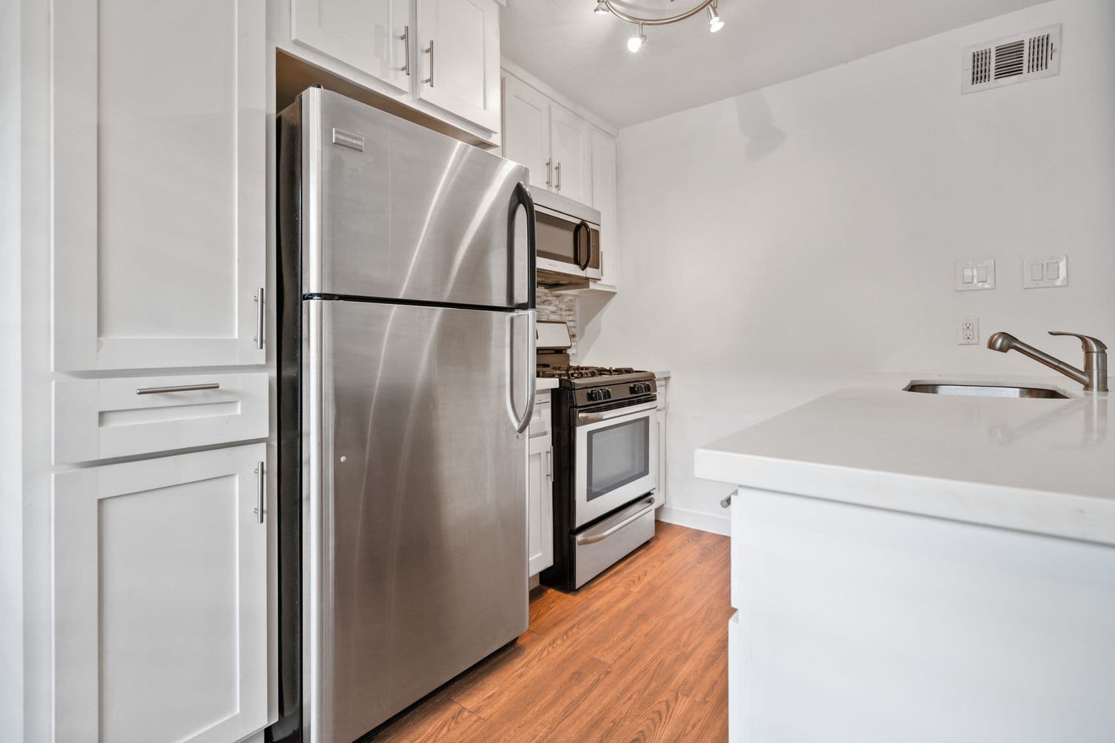Houston Apartment: 400 Westmoreland St.