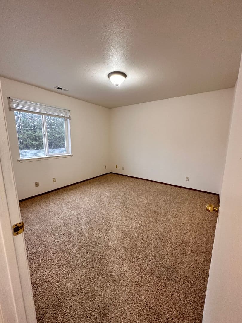Coeur d'Alene Apartment: 1877 W Fairway