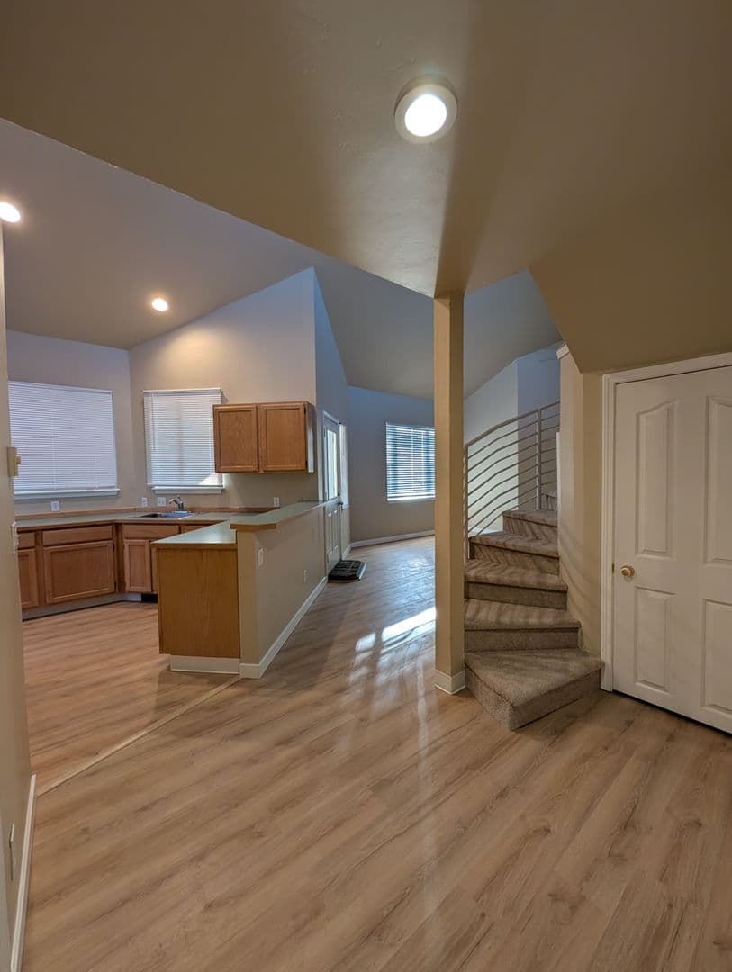 Coeur d' Alene Apartment: 621 E Lakeside Ave
