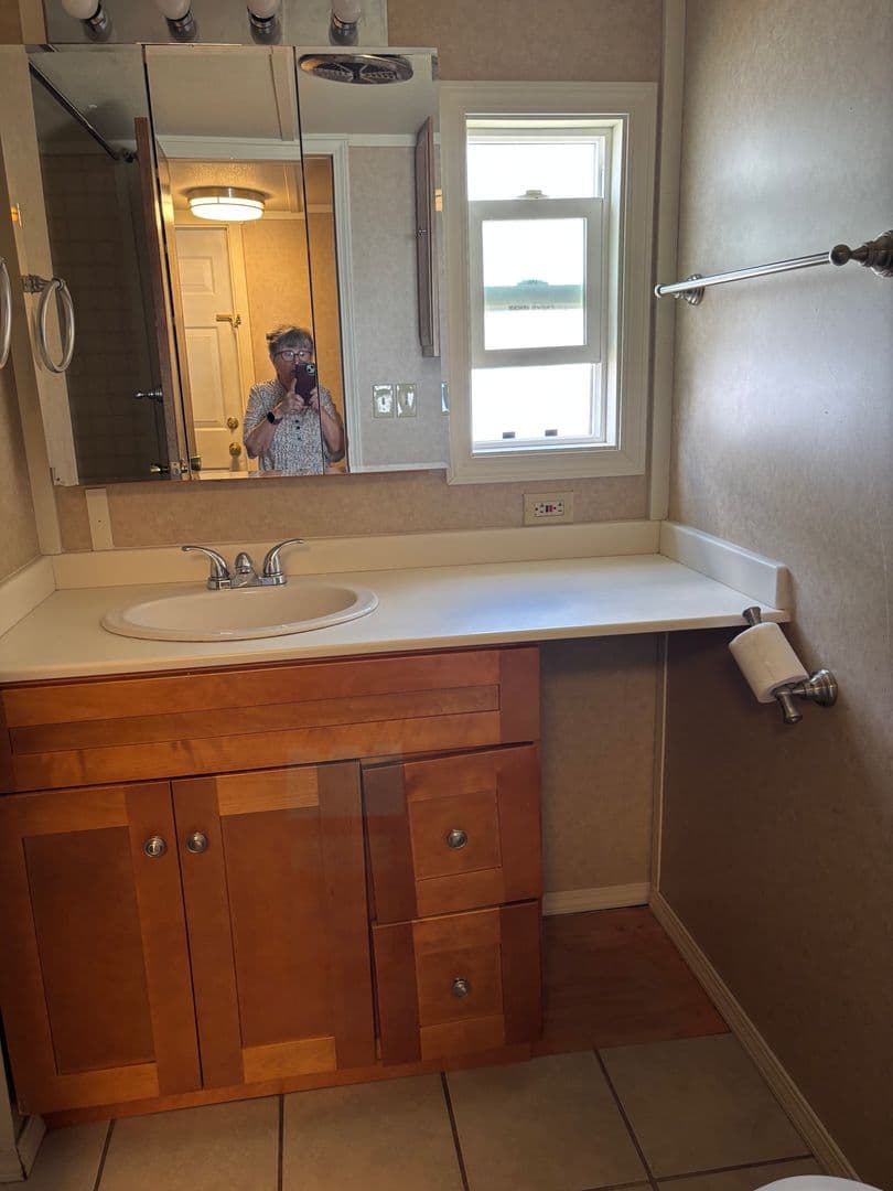 Hamilton Apartment: 607 Adirondac Ave
