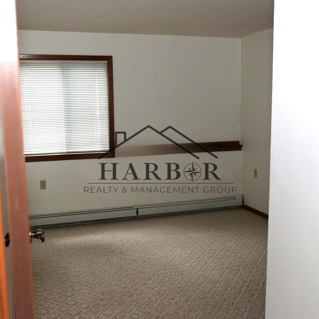 Lamberton Apartment: 200 10th Avenue East