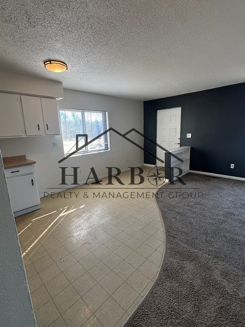 Albert Lea Apartment: 1302 Madison Avenue