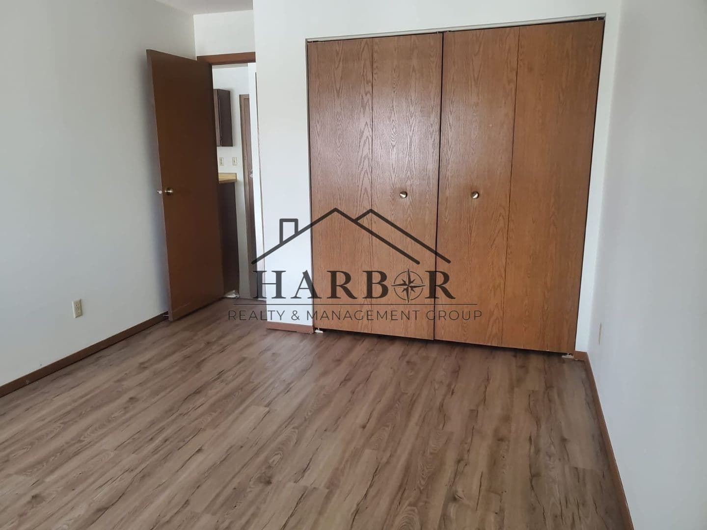 Lamberton Apartment: 200 10th Avenue East