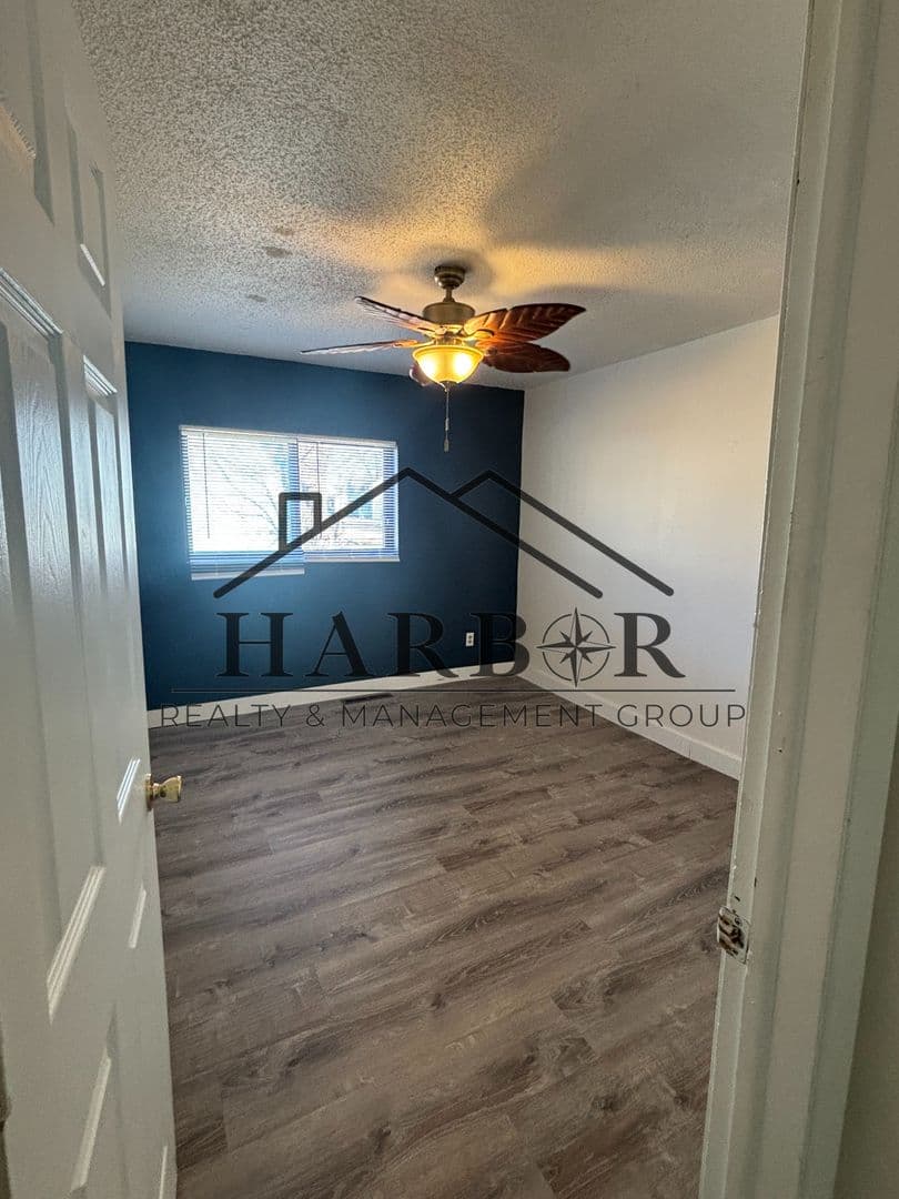Albert Lea Apartment: 1302 Madison Avenue