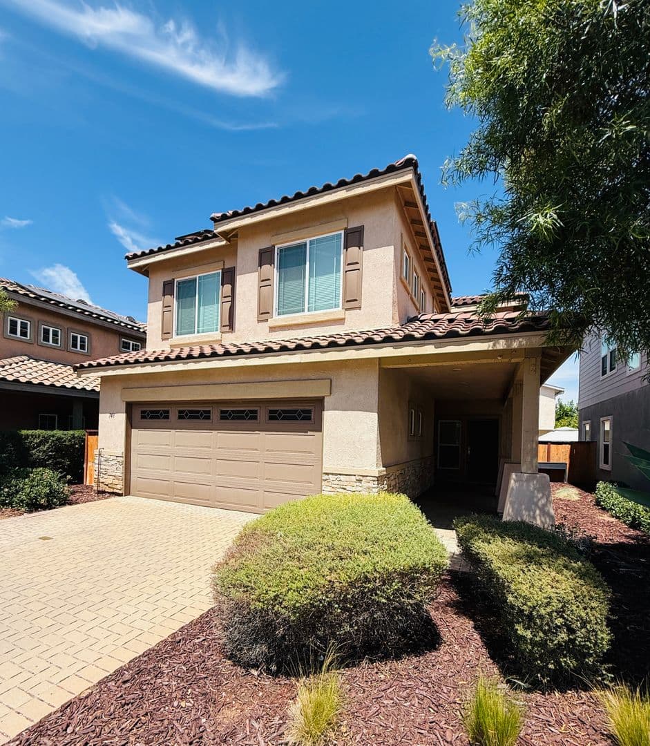 El Cajon House: 748 Lincoln Place