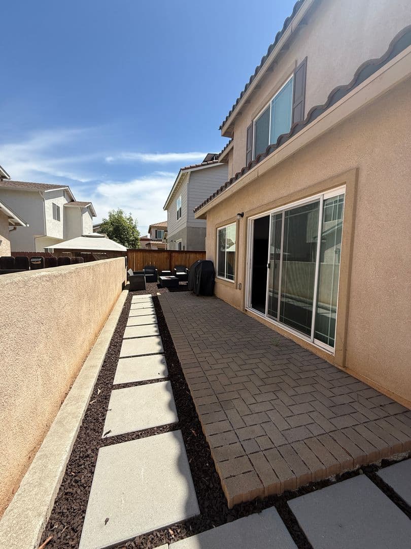 El Cajon House: 748 Lincoln Place