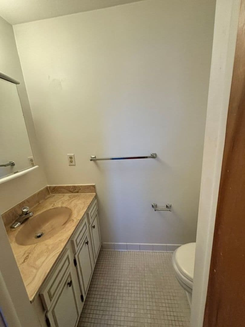 Syracuse Apartment: 1605-1711 Meadowbrook Drive (Brookside)