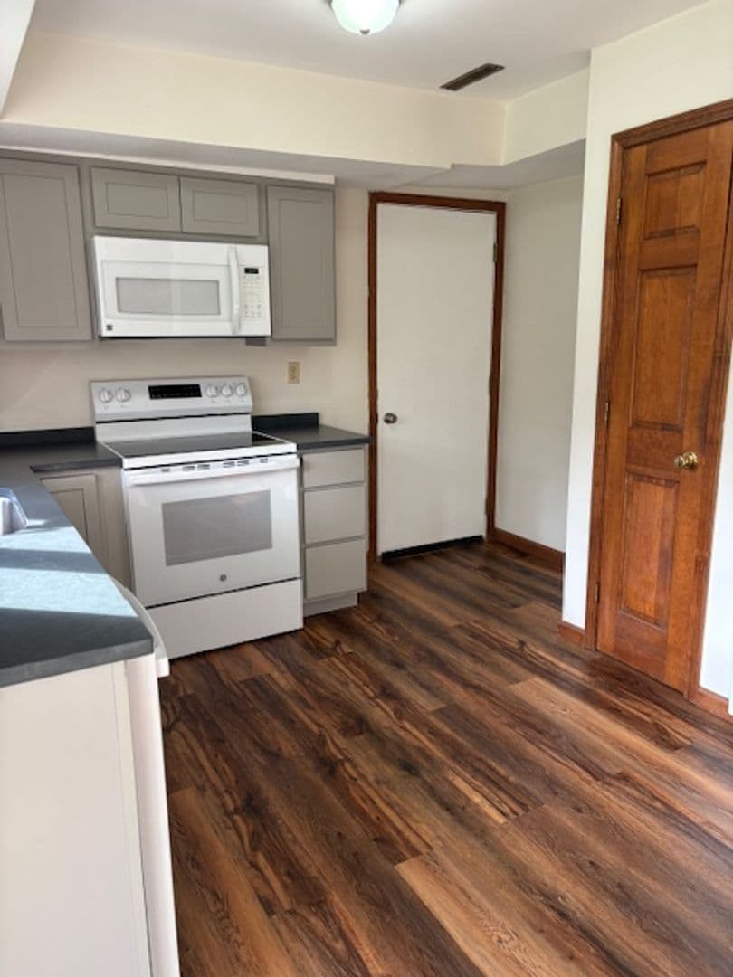 Manlius Apartment: 4666-68 Troop K Road