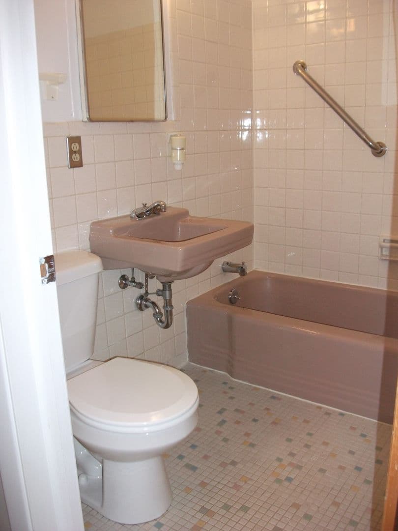 Syracuse Apartment: 1605-1711 Meadowbrook Drive (Brookside)