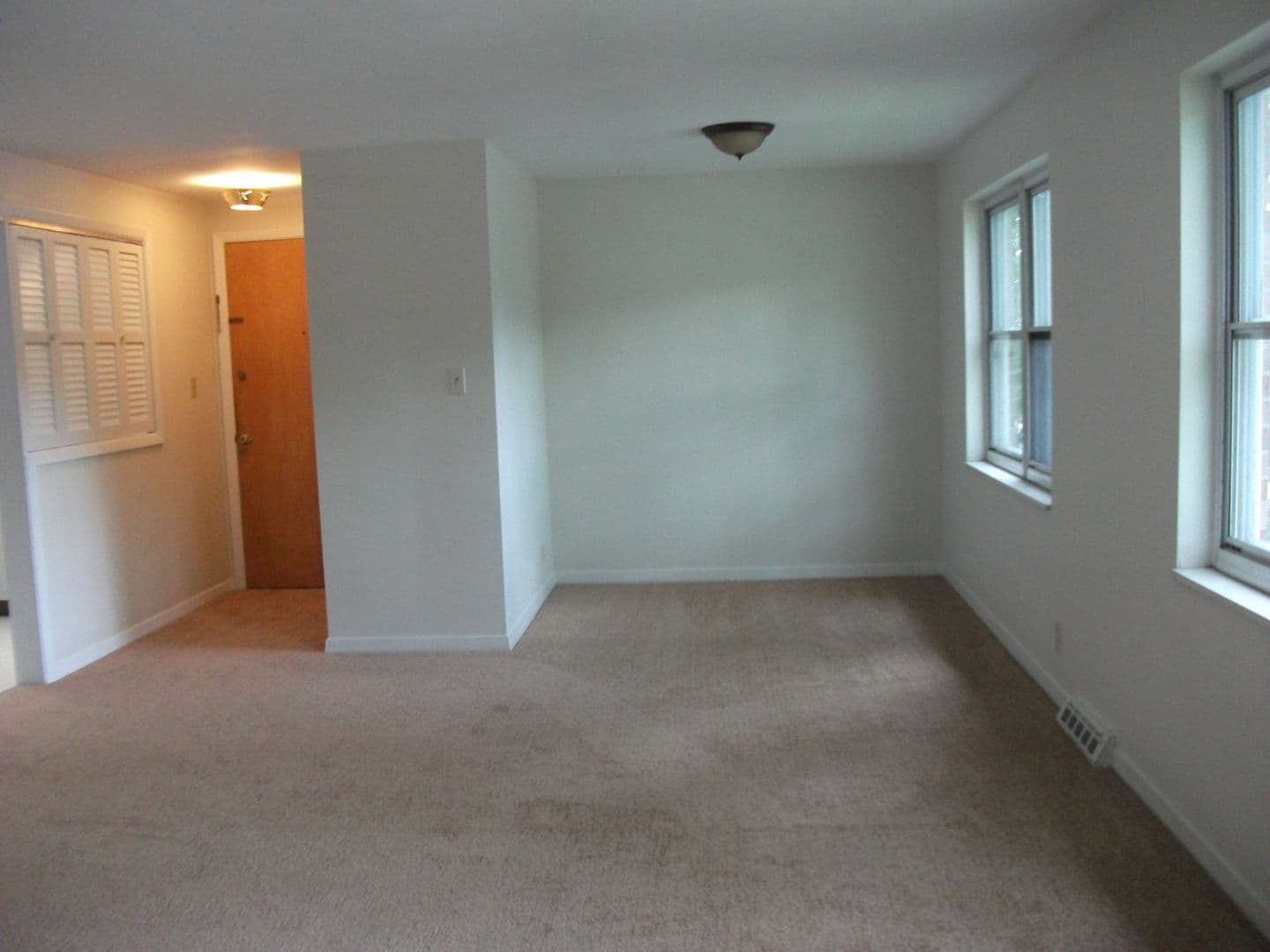 Syracuse Apartment: 1605-1711 Meadowbrook Drive (Brookside)
