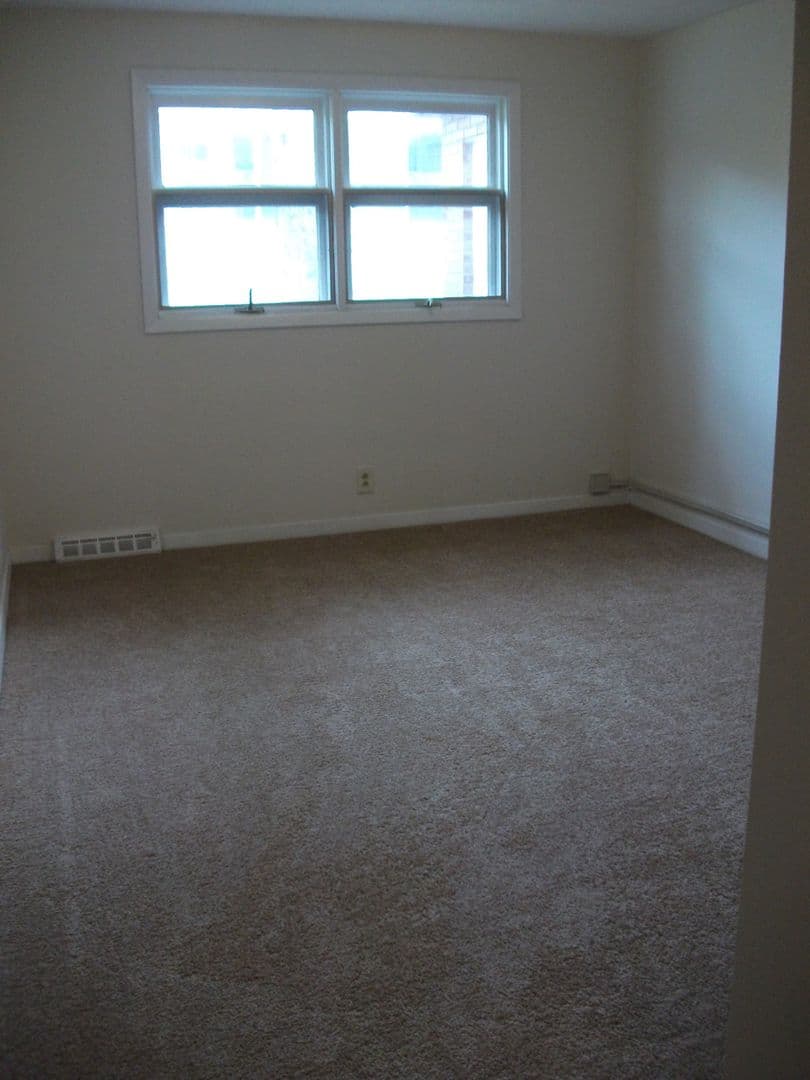 Syracuse Apartment: 1605-1711 Meadowbrook Drive (Brookside)