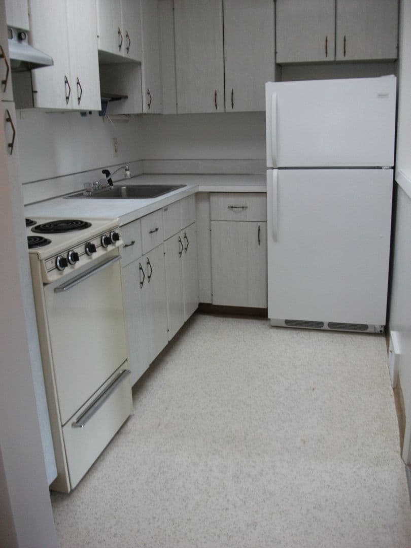 Syracuse Apartment: 1605-1711 Meadowbrook Drive (Brookside)