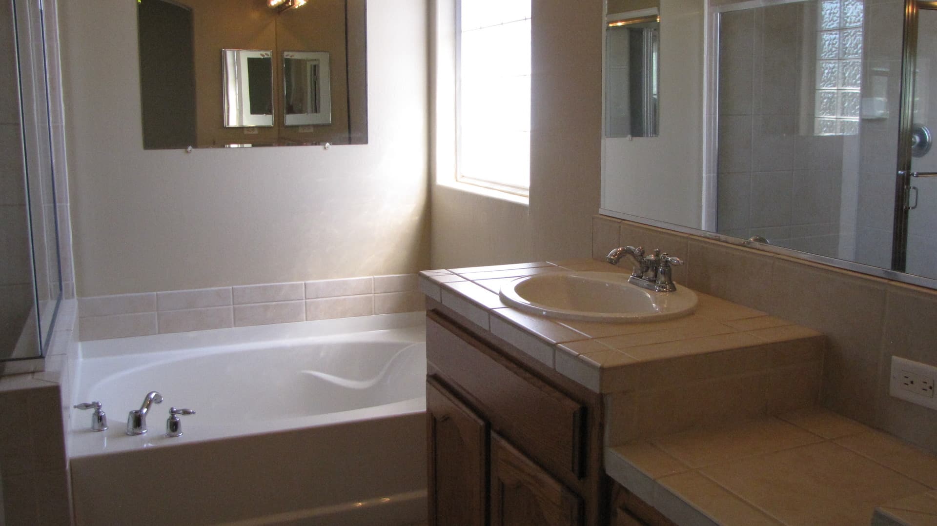 Bakersfield House: 110 Claudia Autumn Dr.