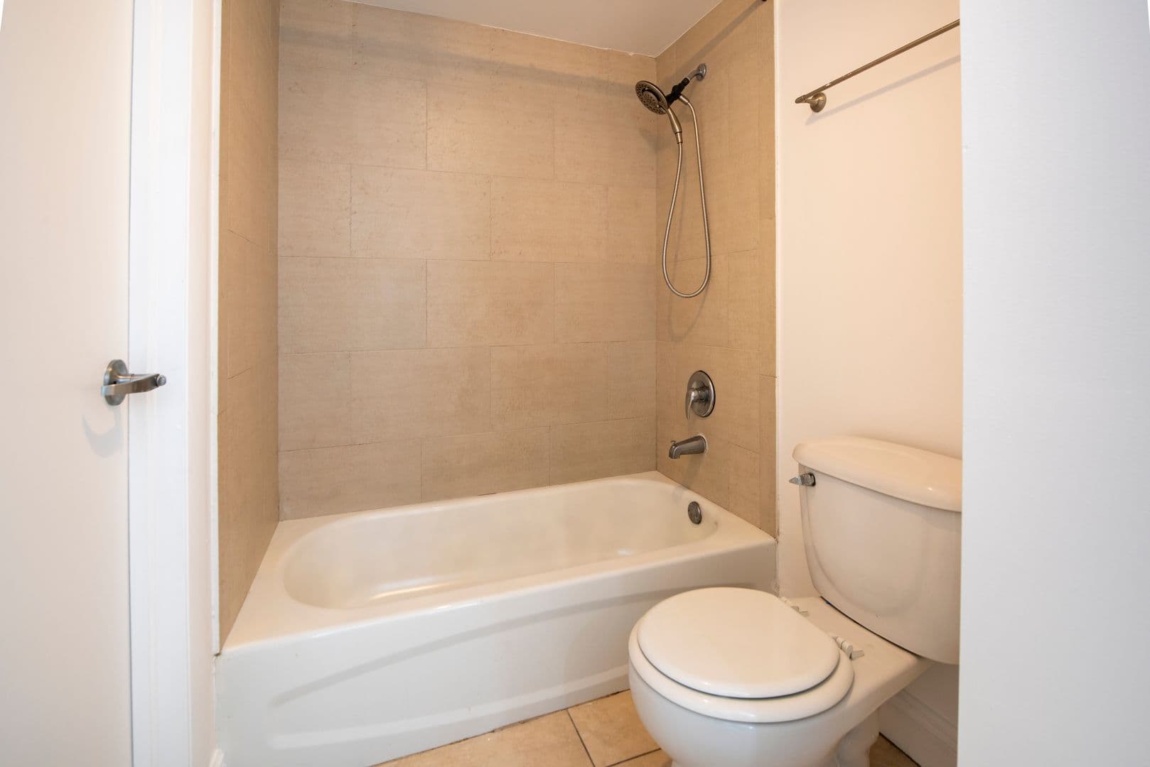 Davie Apartment: 4137 Stirling road