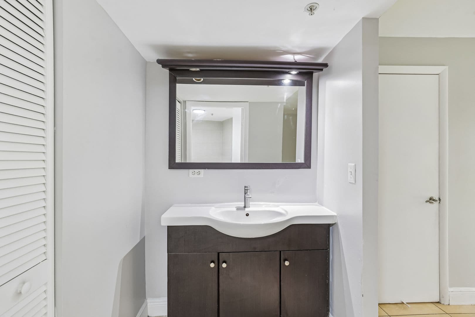 Dania Beach Apartment: 4147 Stirling Road
