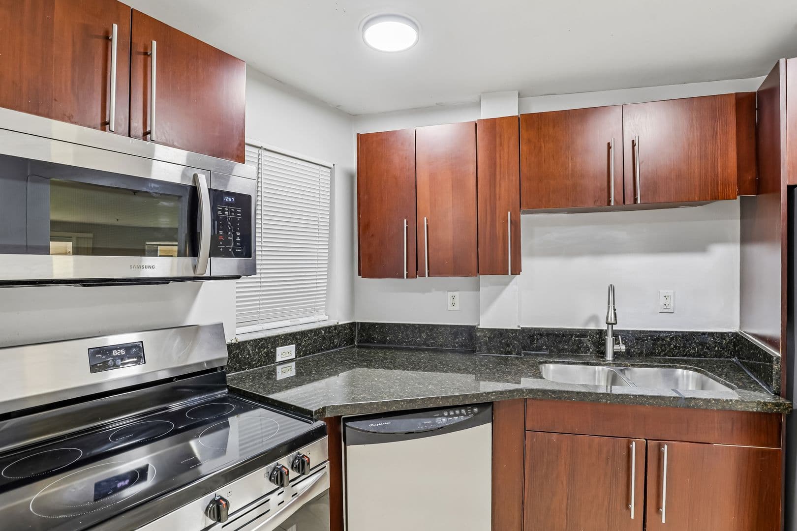 Dania Beach Apartment: 4147 Stirling Road