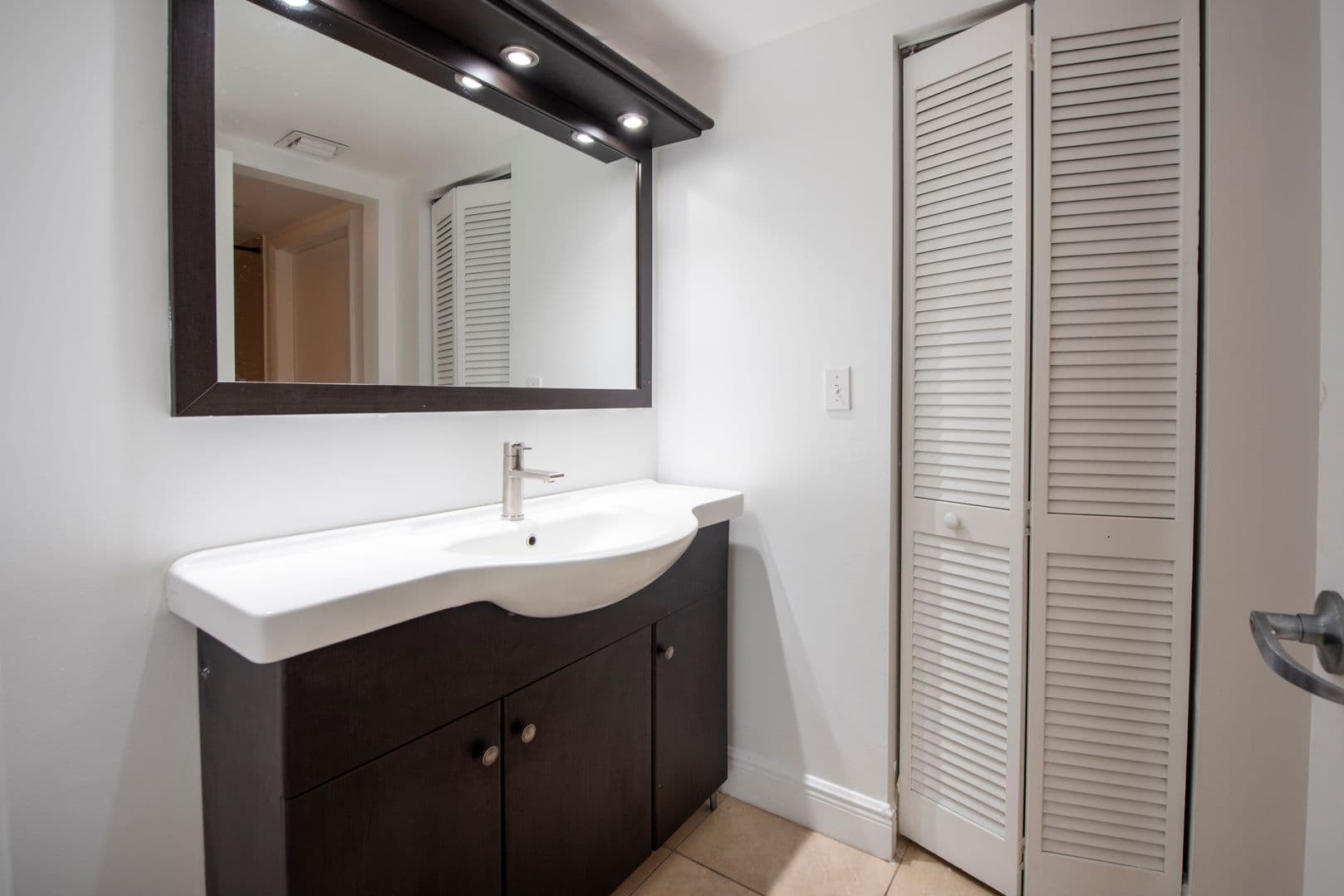 Davie Apartment: 4137 Stirling road